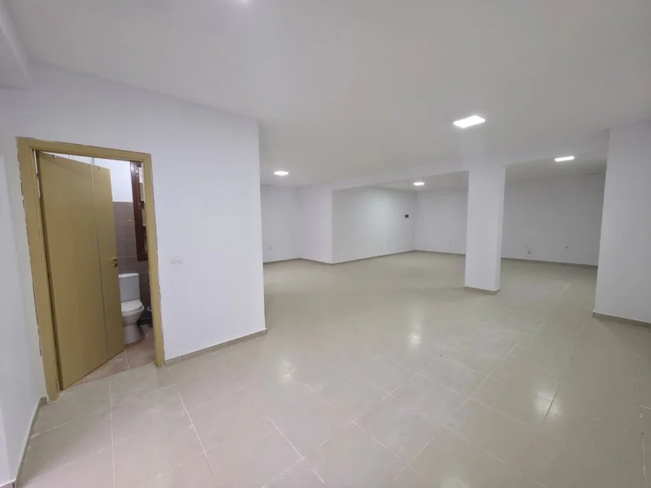 Tirane, jepet me qera ambjent biznesi Kati 0, 90 m² 900 € (Kopshti Botanik)