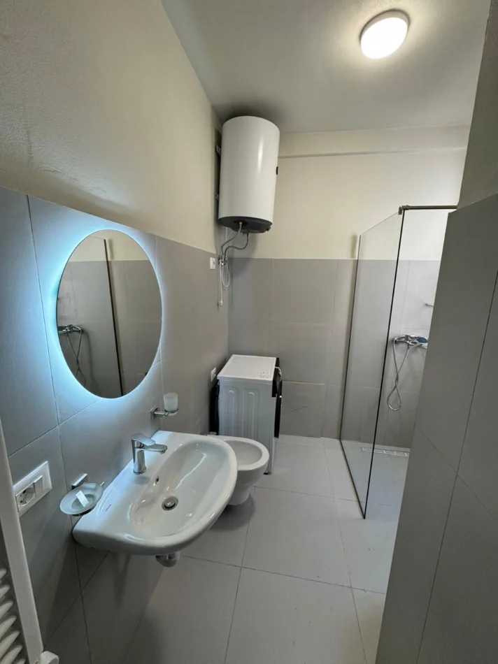 Tirane, jepet me qera apartament 1+1+Ballkon Kati 2, 70 m² 650 € (River Residence Astir)