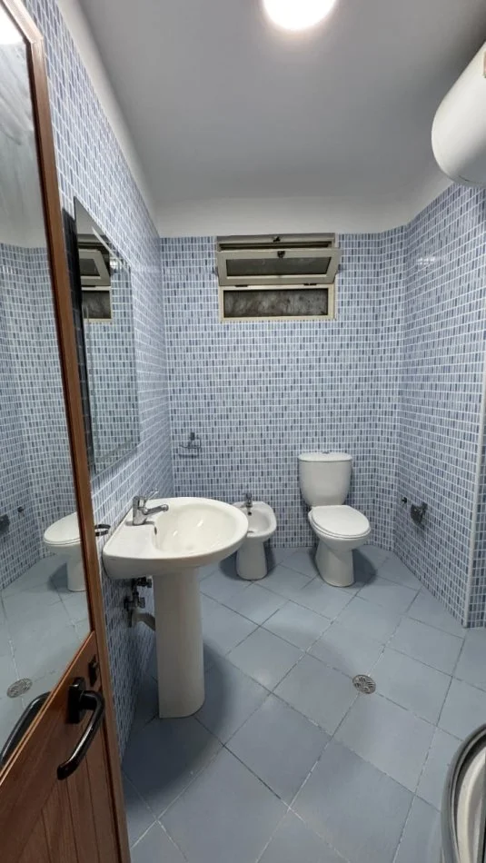 Tirane, jepet me qera apartament 2+1 Kati 5, 85 m² 650 € (Rr.Kongresi Lushnjes)