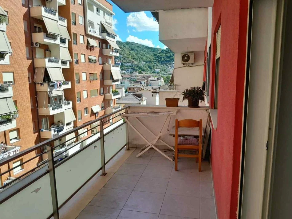 Tirane, jepet me qera apartament 2+1+Ballkon Kati 4, 95 m² 450 € (GOLDEN PARK AMERIKAN 3)