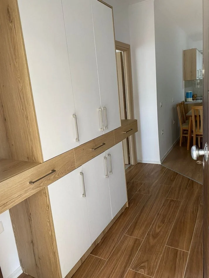Tirane, jepet me qera apartament 3+1 Kati 1, 120 m² 500 € (rruga Bill Klinton)