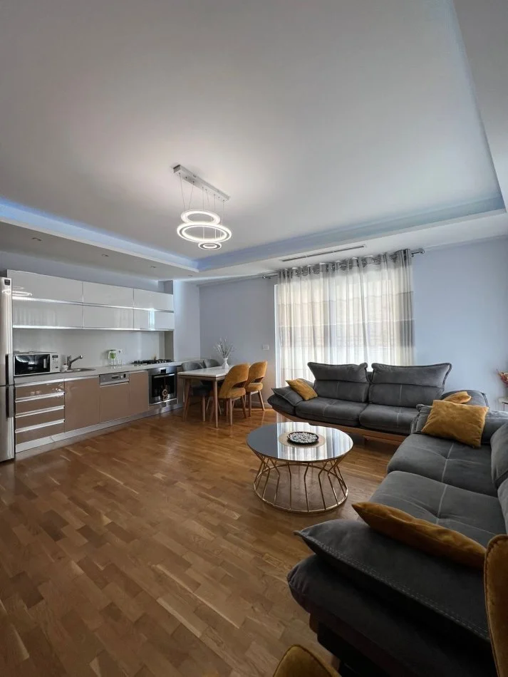 Tirane, jepet me qera apartament 2+1+Ballkon Kati 4, 99 m² 750 € (21 dhjetori)