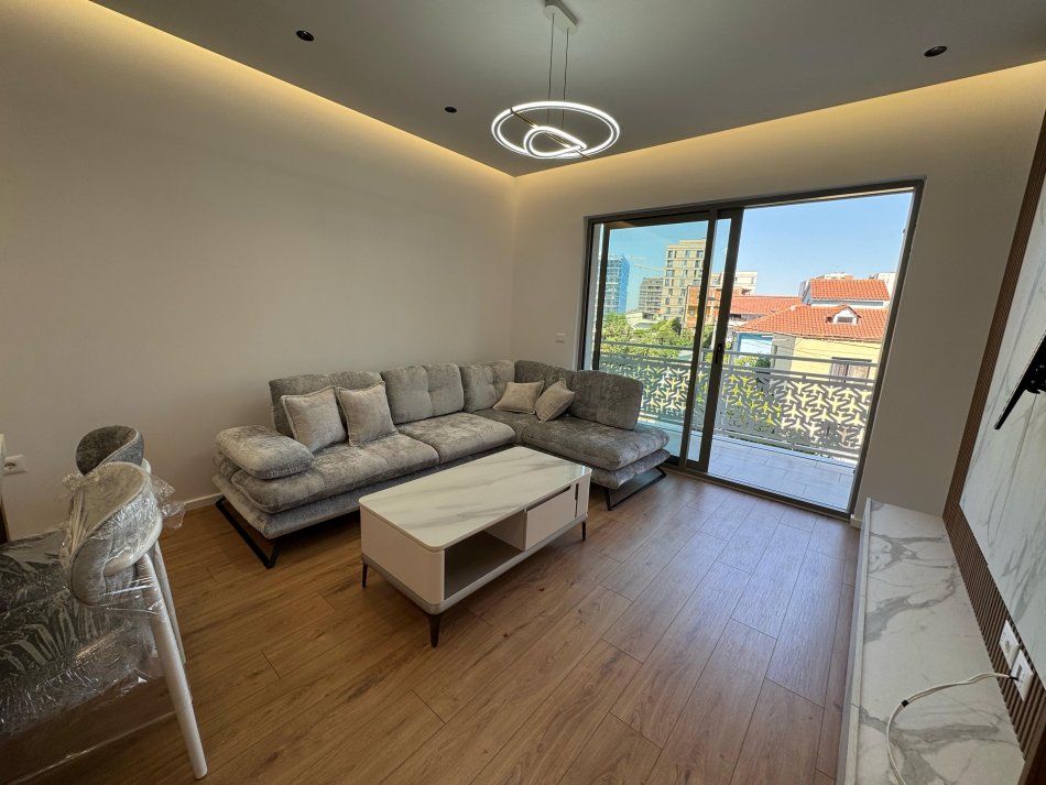 Tirane, jepet me qera apartament 2+1 Kati 1, 100 m² 750 € (ish fusha e aviacionit)