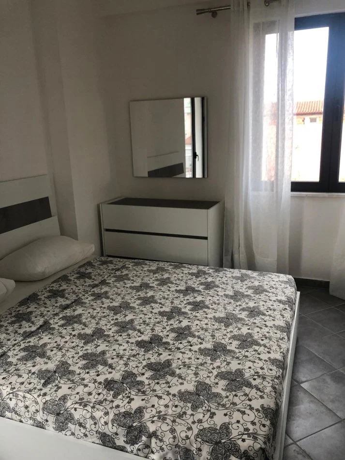 Tirane, jepet me qera apartament 2+1+2+Ballkon Kati 1, 92 m² 700 € (Rruga Albanopoli)