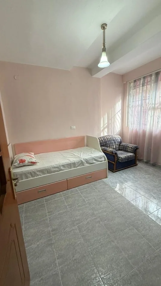 Tirane, jepet me qera apartament 2+1 Kati 1, 90 m² 500 € (Varri Bamit)