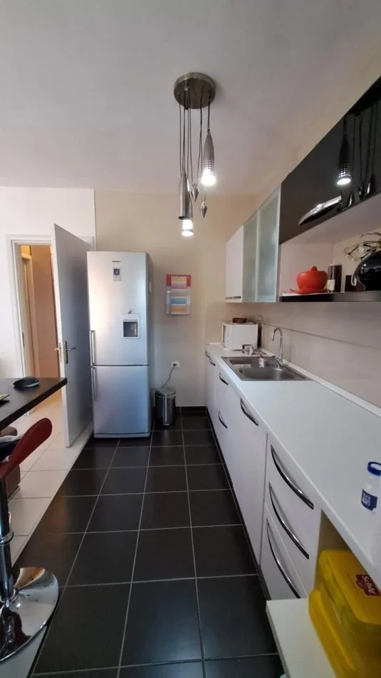 Tirane, jepet me qera apartament 2+1 Kati 4, 90 m² 600 € (Bar Agroni Fusha e Aviacionit)