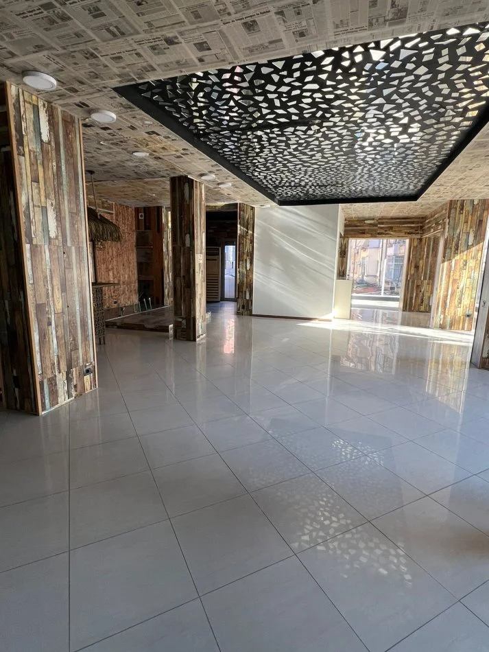 Tirane, jepet me qera Ambjent biznesi, Kati 1 buze rruges Kryesore, 175 m², 150.000 Leke (Rruga Myslym Shyri)