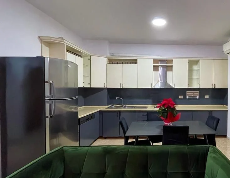 Tirane, jepet me qera apartament 2+1+Ballkon Kati 4, 102 m² 750 € (KOMUNA E PARISIT)