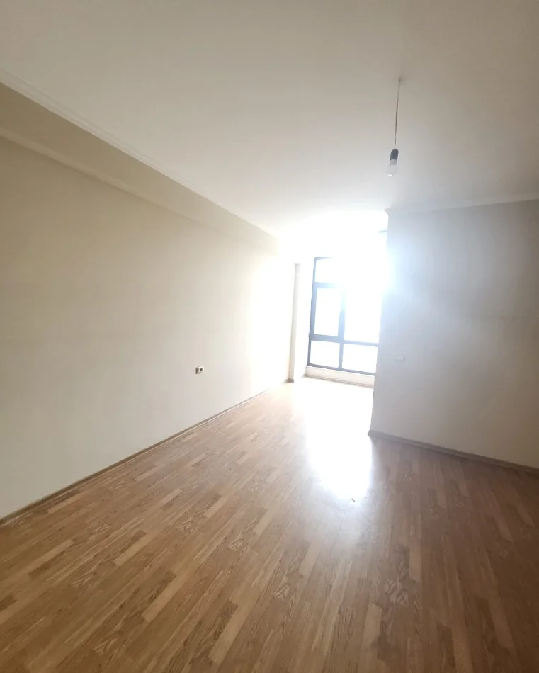 Tirane, jepet me qera zyre Kati 1, 130 m² 700 € (ASTIR)