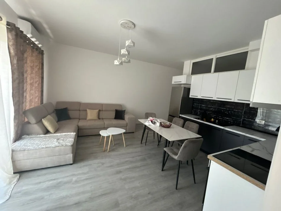 Tirane, jepet me qera apartament 2+1 Kati 3, 100 m² 650 € (Emerald Center)