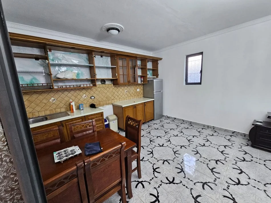 Tirane, jepet me qera 2+1+Ballkon Kati 1, 115 m² 400 € 