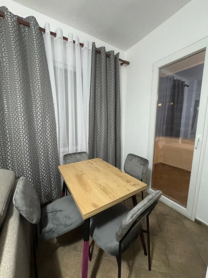Tirane, jepet me qera apartament 1+1+Ballkon , 500 € (Kristal Center)