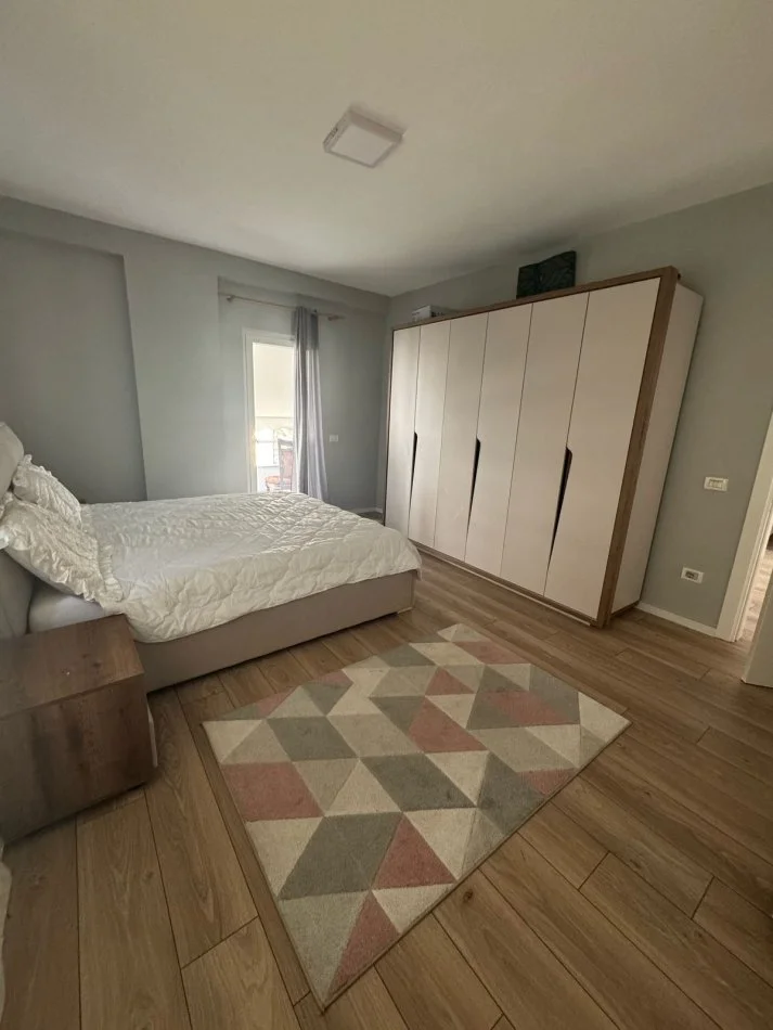Tirane, jepet me qera apartament 2+1 Kati 4, 401 € (Rruga Thesarit)