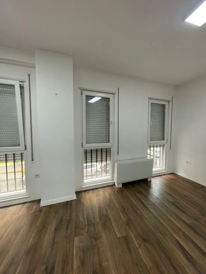 Tirane, jepet me qera apartament 2+1 Kati 2, 94 m² 800 € (Komuna Parisit)