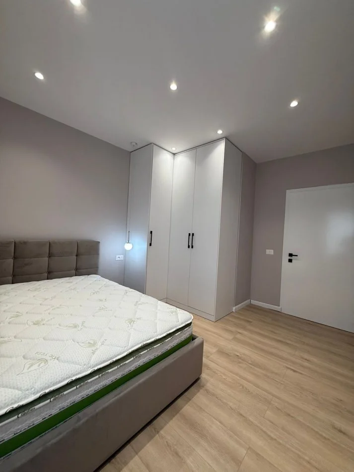 Tirane, jepet me qera apartament 1+1+Ballkon Kati 8, 61 m² 450 € (Bulevardi Migjeni, Yzberisht)
