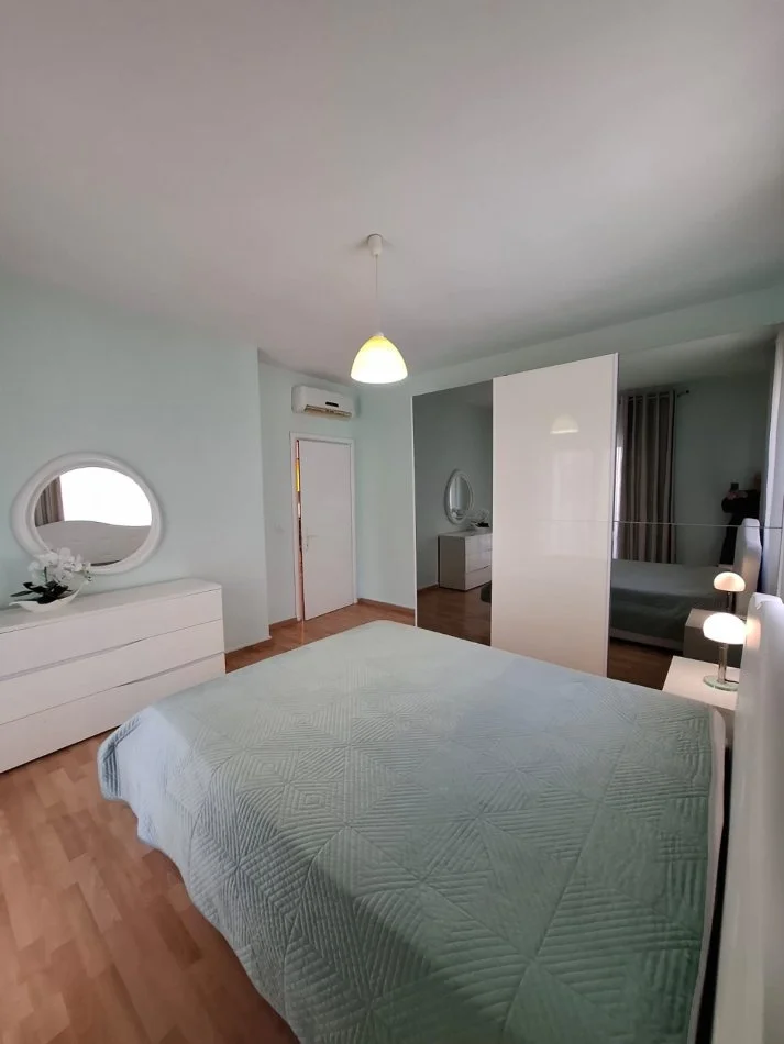 Tirane, jepet me qera apartament 2+1+Ballkon Kati 3, 115 m² 800 € (Kopshti Zoologjik)