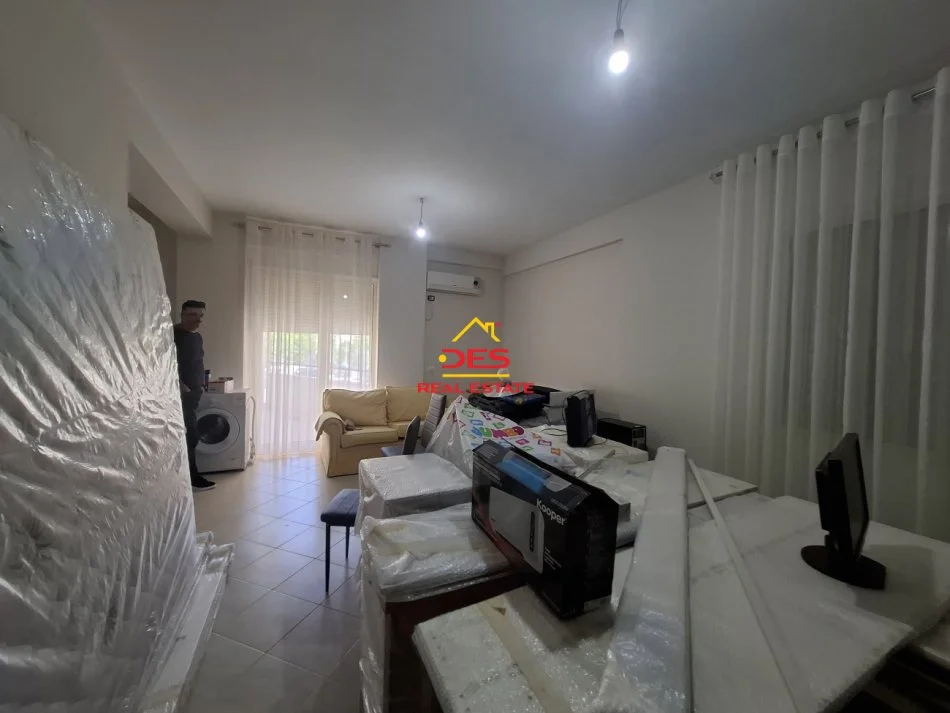 Vlore, jepet me qera apartament 1+1+Ballkon Kati 1, 75 m² 400 € (Rruga Çamëria)
