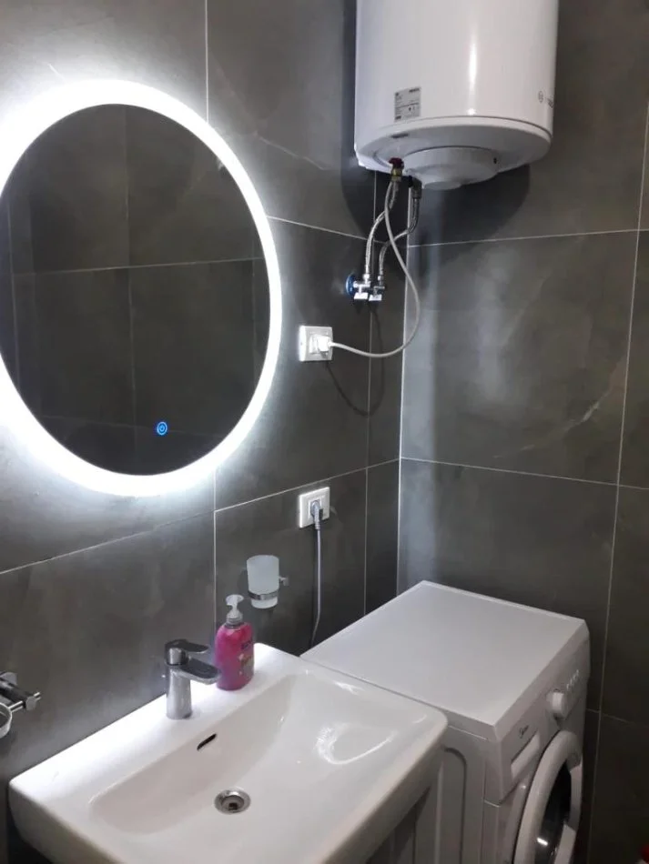 Tirane, jepet me qera apartament 1+1+Ballkon Kati 5, 65 m² 800 € (Rruga muhabet Gjonllesh)