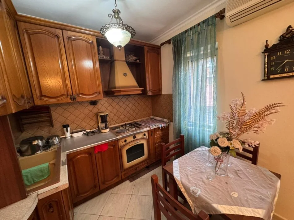 Tirane, jepet me qera apartament 3+1+Ballkon Kati 2, 100 m² 700 € 