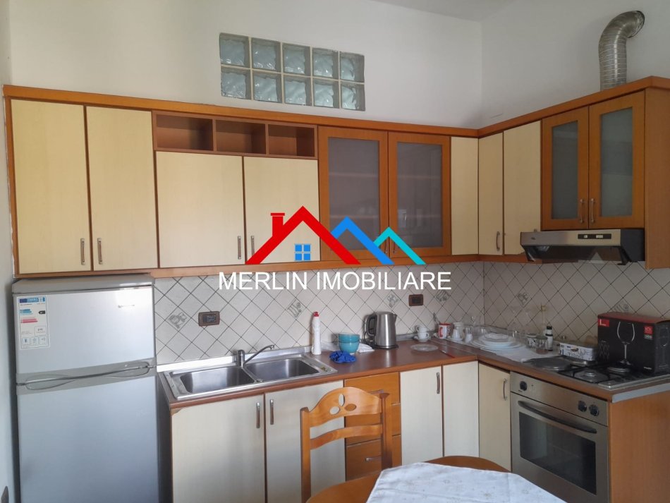 Tirane, jepet me qera apartament 1+1+Ballkon Kati 5, 70 m² 620 € (BULEVARDI BAJRAM CURRI)