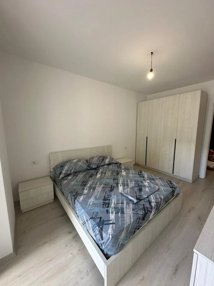 Tirane, jepet me qera apartament 1+1 Kati 1, 350 € (Kombinat)