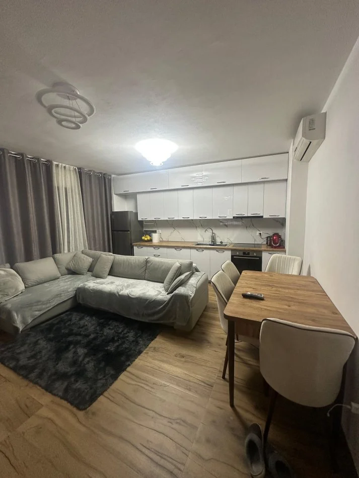 Tirane, jepet me qera apartament 1+1+Ballkon Kati 5, 78 m² 550 € (Rruga 5 Maji)