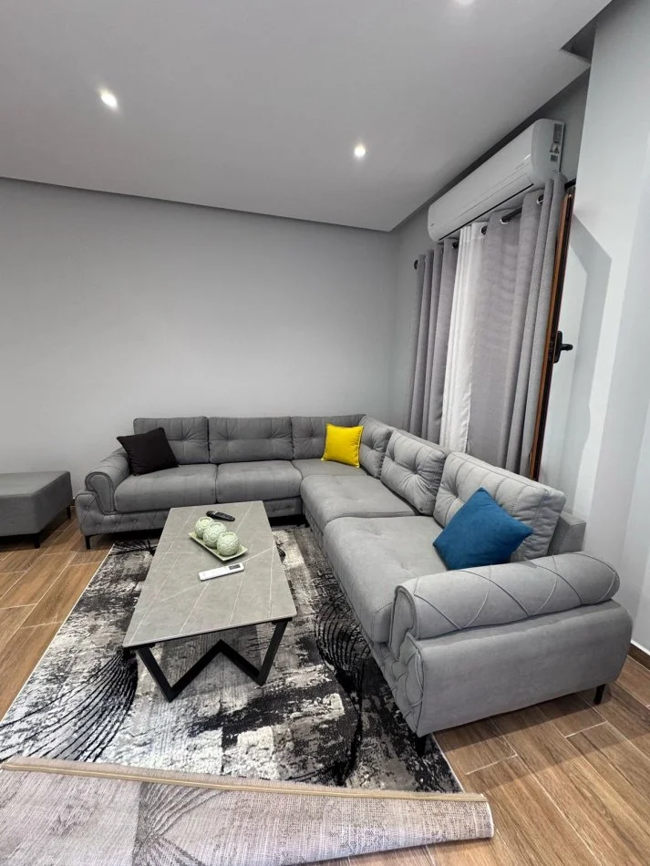 Tirane, jepet me qera shtepi 2+1+Ballkon Kati 2, 90 m² 450 € (rruga 3 Deshmoret)