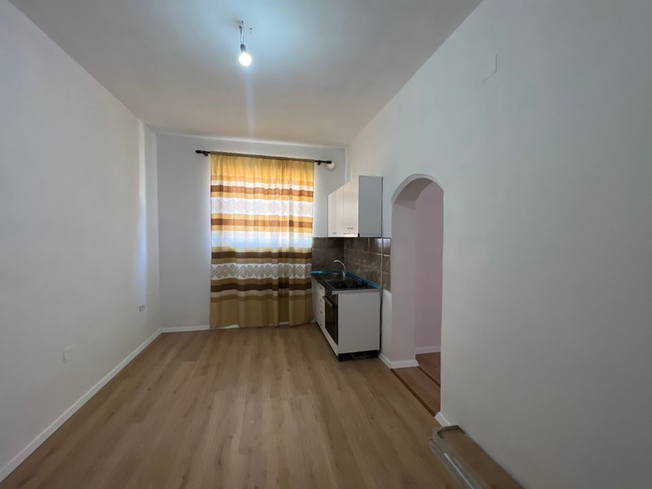 Korce, jap me qera apartament 1+1 Kati 4, 40 m²