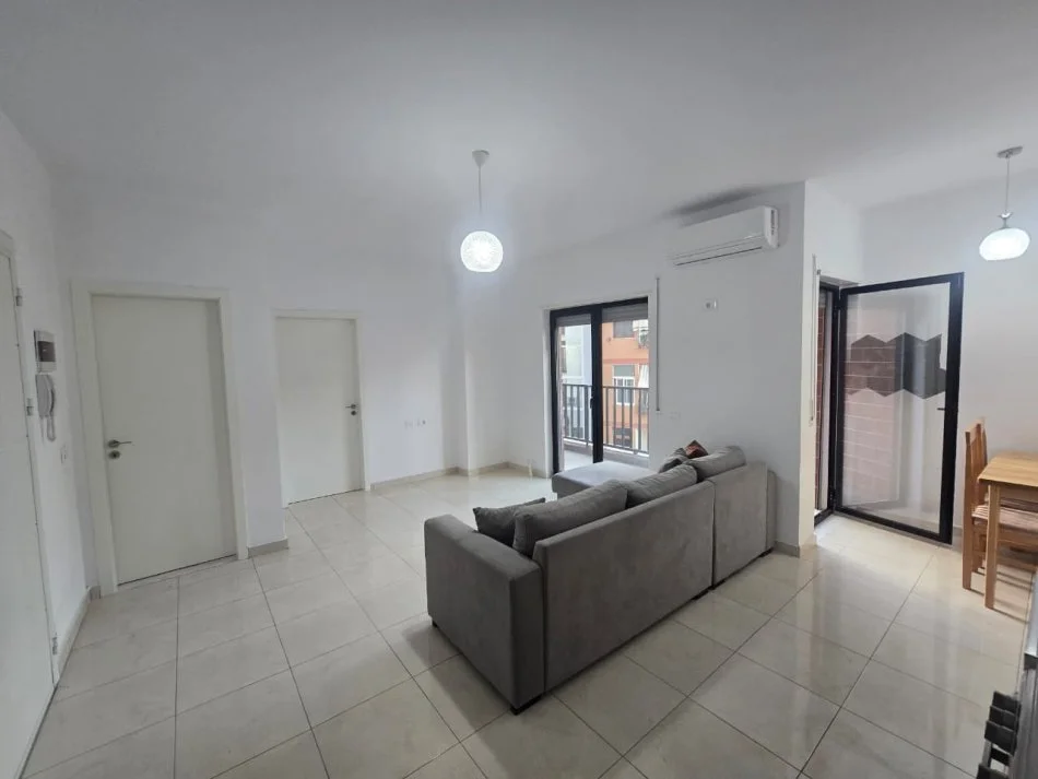 Tirane, jepet me qera apartament 1+1 Kati 2, 75 m² 500 € (Gjon Buzuku)