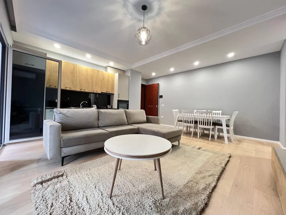 Tirane, jepet me qera apartament 1+1+Ballkon Kati 6, 70 m² 800 € (Rruga kavajes)