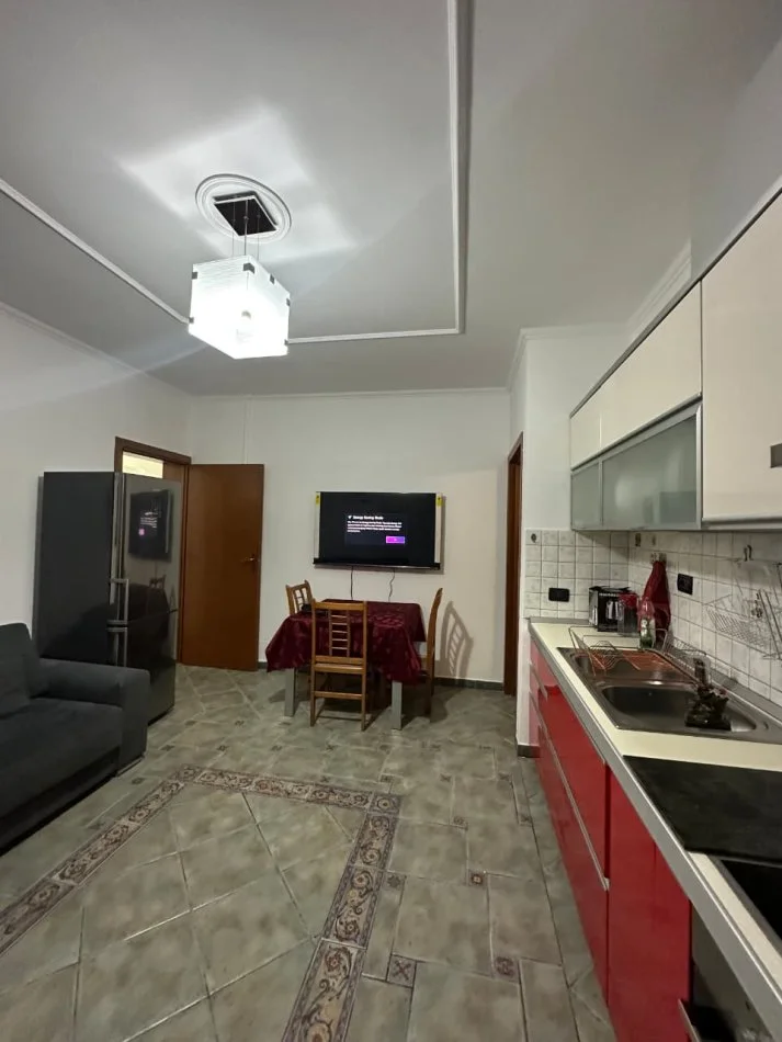 Tirane, jepet me qera apartament 1+1+Ballkon Kati 7, 73 m² 600 € (Kompleksi Delijorgji)