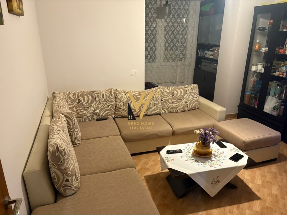 Tirane, jepet me qera apartament 1+1+Ballkon Kati 3, 60 m² 400 € (XHAMLLIK)