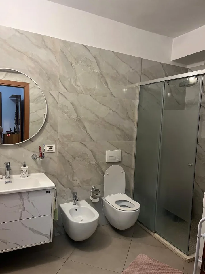 Tirane, jepet me qera apartament 2+1+Aneks+Ballkon Kati 5, 106 m² 700 € (Rruga e Kavajes, tek Kisha Ortodokse)