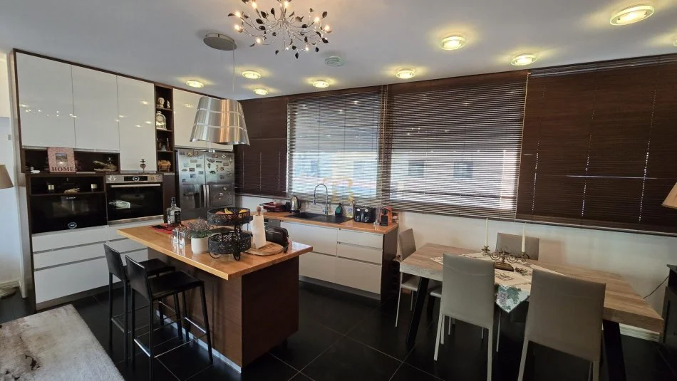 Tirane, jepet me qera apartament duplex Dublex Kati 5, 950 € 