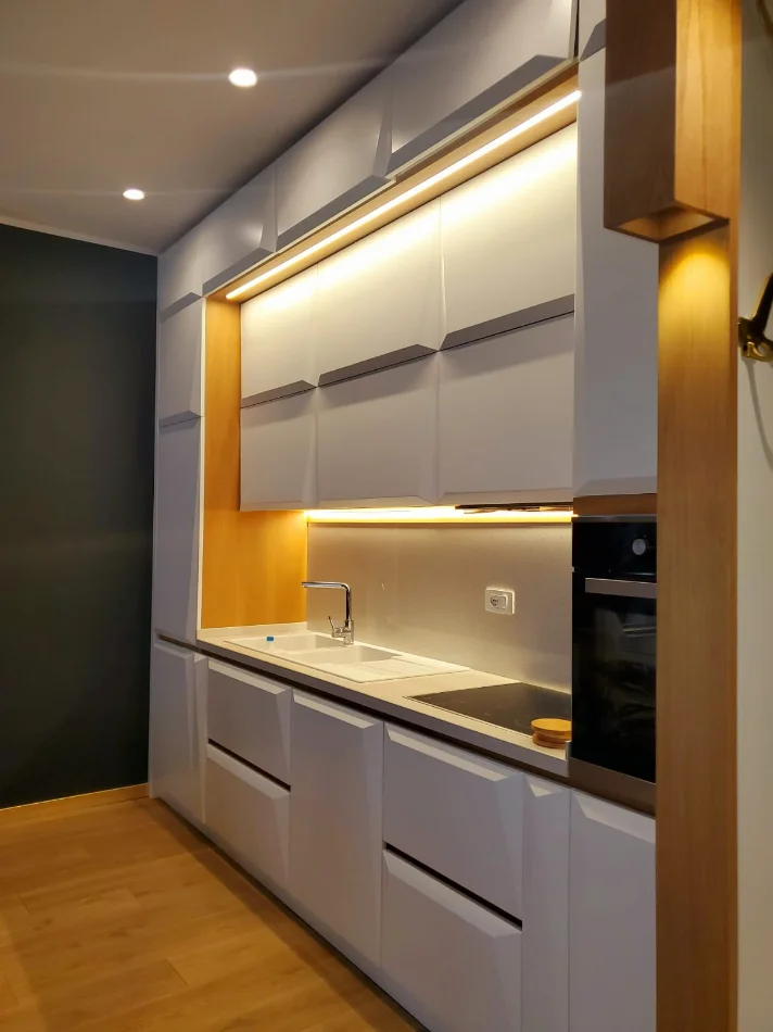 Tirane, jepet me qera apartament 2+1+Ballkon , 123 m² 1.800 € (Park Gate, Rruga e Elbasanit)