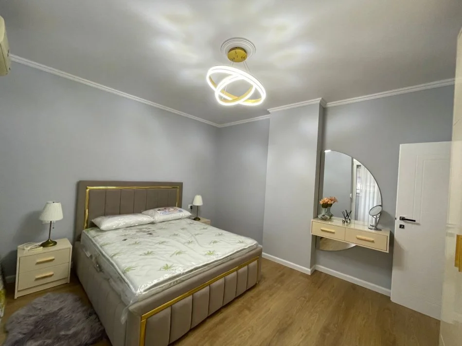 Tirane, jepet me qera apartament 2+1+Ballkon Kati 4, 120 m² 800 € (Rruga Muhamed Gjollesha)