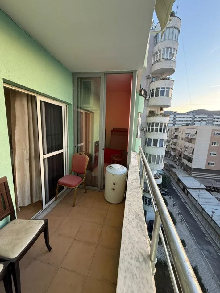 Tirane, jepet me qera apartament 2+1+Ballkon Kati 5, 100 m² 750 € (Kristal Center, Komuna e Parisit)