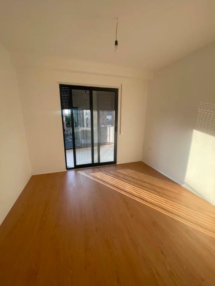 Tirane, jap me qera apartament 2+1+Ballkon Kati 2, 90 m² 650 € (rruga egnatia)