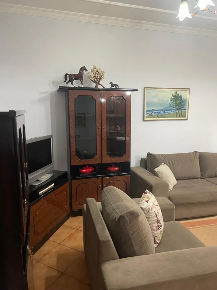 Tirane, jepet me qera apartament 3+1+Ballkon Kati 6, 115 m² 450 € (rruga Kongresi Manastirit)