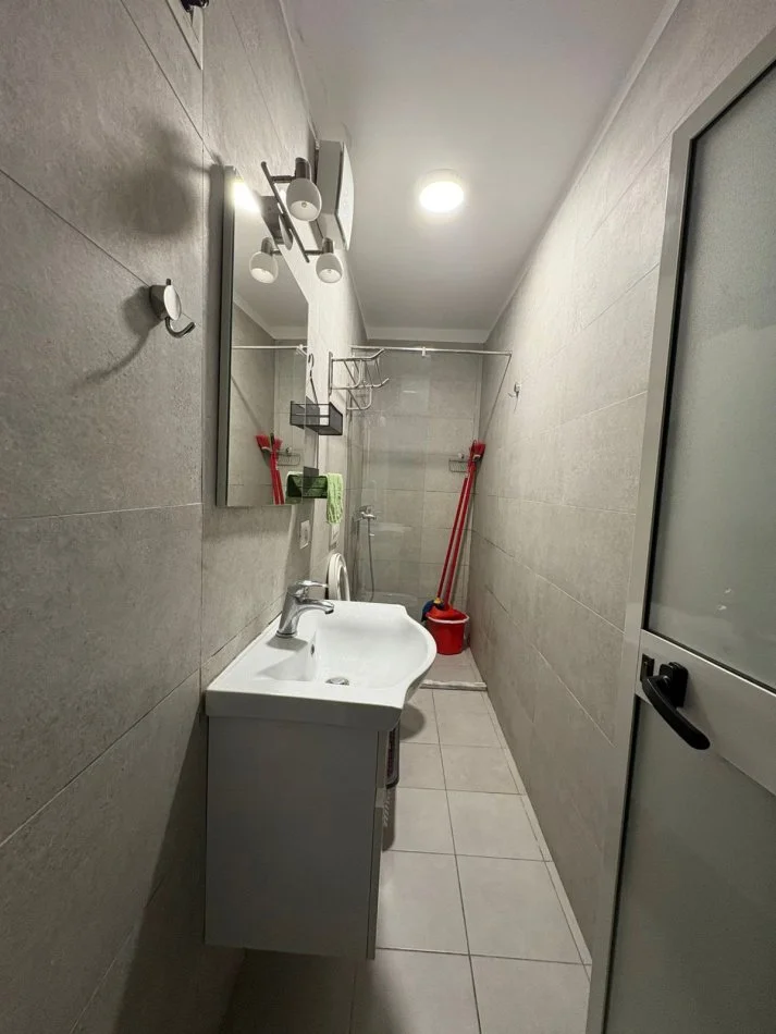 Tirane, jepet me qera garsoniere  400 € (Stadiumi Dinamo)