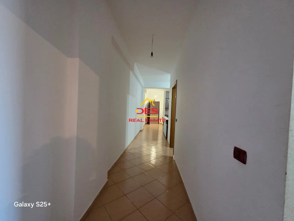 Vlore, jepet me qera apartament 2+1+Ballkon Kati 3, 110 m² 350 € (Rruga Murat Tërbaçi)