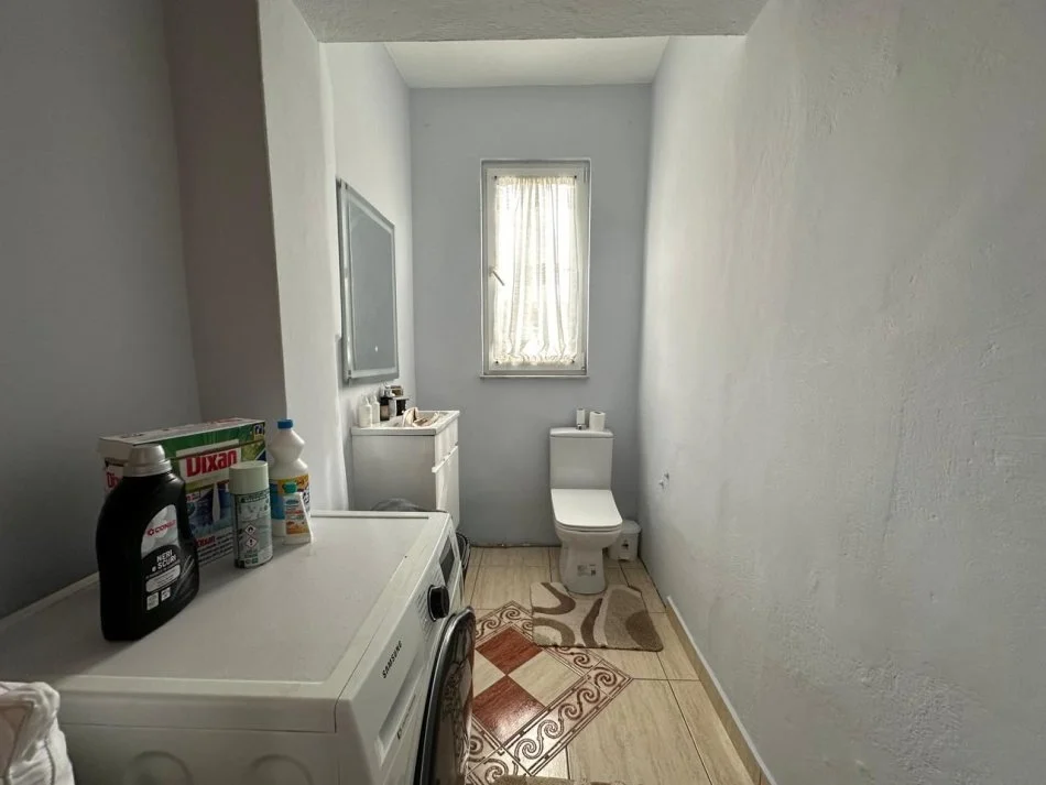 Tirane, jepet me qera apartament 3+1 Kati 5, 140 m² 700 € (Vasil Shanto)