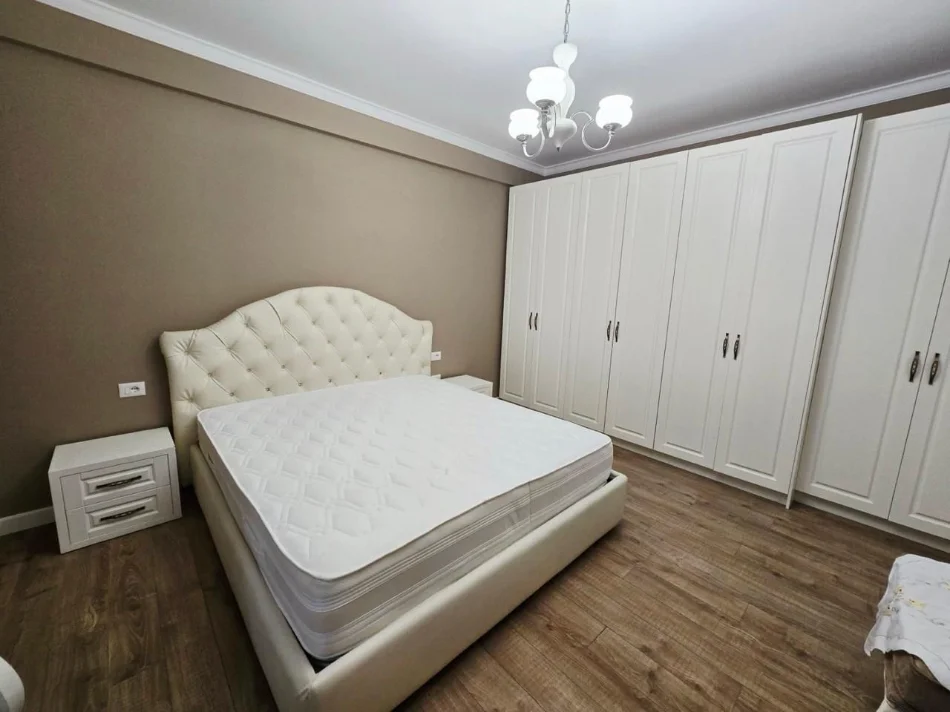 Tirane, jepet me qera apartament 3+1+Ballkon Kati 2, 128 m² 1.400 € (Kopshti Zoologjik)