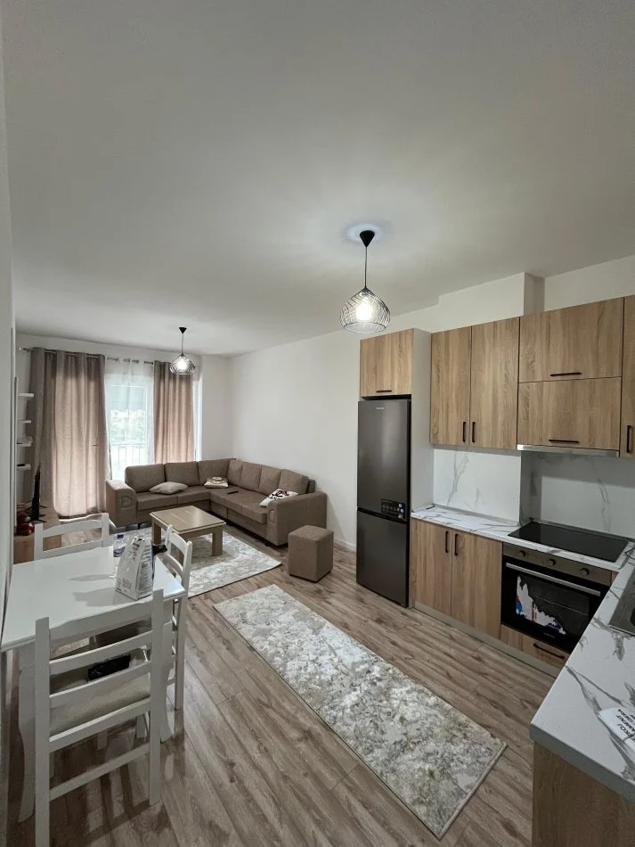 Tirane, jepet me qera apartament 1+1 Pallat 2025, Kati 2, 450 € (Yzberisht Nela 6)