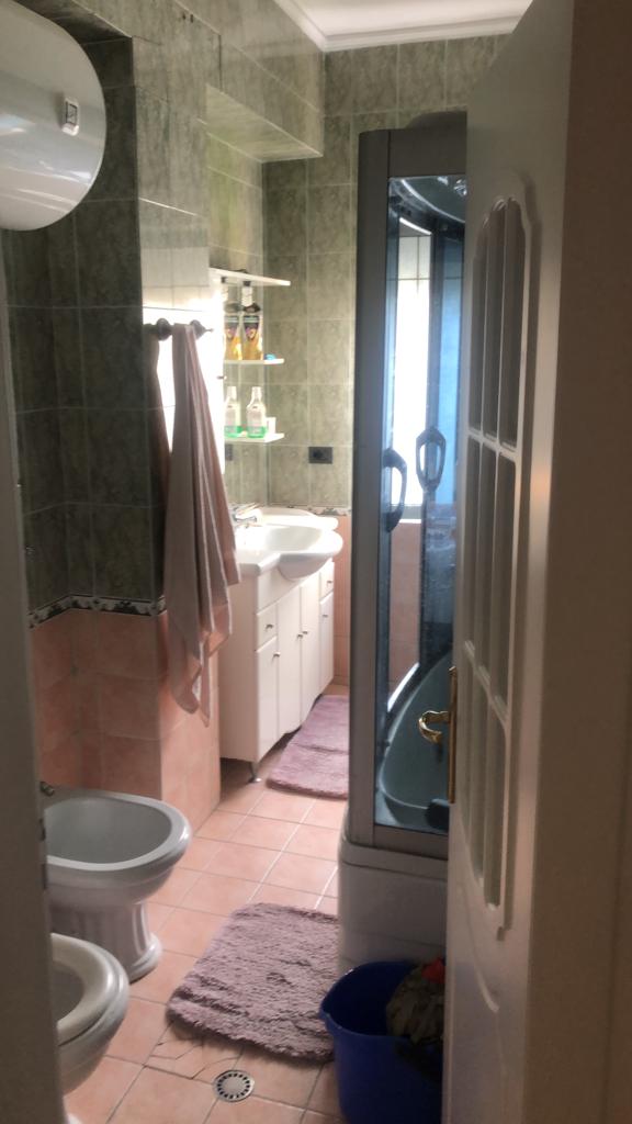 Tirane, jepet me qera apartament 2+1+BLK Kati 4, 118 m² 750 Euro (Bllok)