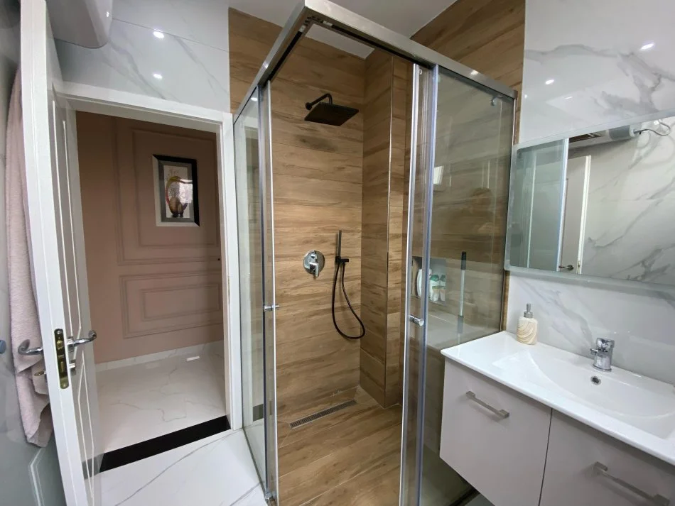 Tirane, jepet me qera apartament 1+1+Ballkon , 750 € (Rruga e Durresit)