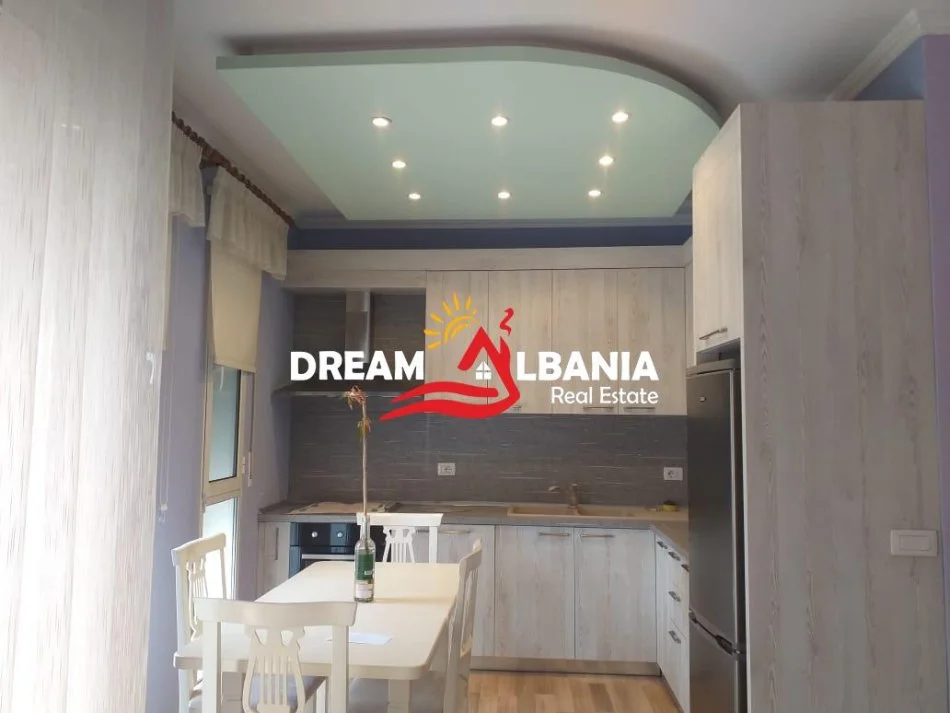 Tirane, jepet me qera 1+1 , 70 m² 700 € (Pazari i Ri)