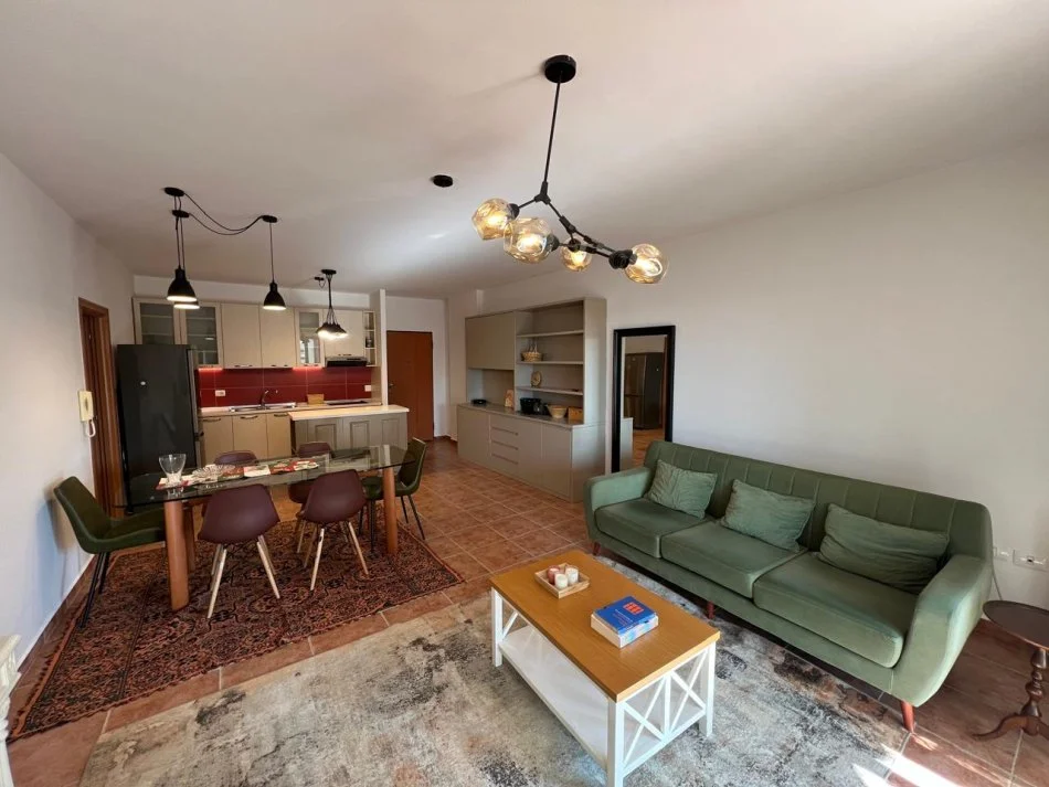 Tirane, jepet me qera apartament 2+1+Ballkon Kati 5, 106 m² 1000 € (Rruga e Kavajes)