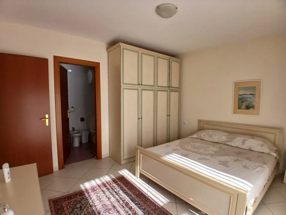 Tirane, jepet me qera apartament 2+1+Aneks Kati 9, 115 m² 750 € (Rruga Barrikadave,prane kryqezimi 9-kateshet)