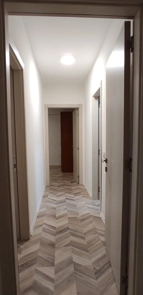 Tirane, jepet me qera apartament 2+1+Ballkon Kati 4, 120 m² 500 € (ne fund te rruges 5 Maj)